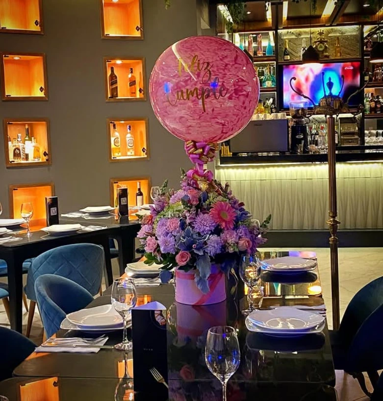 Jardín Celebración — arreglo de flores y globo burbuja GLOBU Puebla