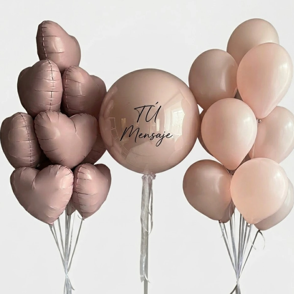 Composición editorial de globos y flores GLOBU